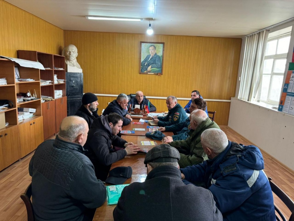 Специалисты МКУ «Управления по делам ГО и ЧС Хасавюртовского района» продолжают проводить выездные занятия с неработающим населением по соблюдению правил ПБ и ликвидации ЧС