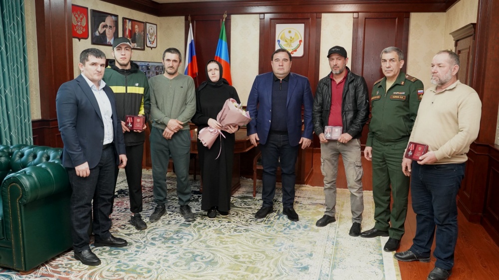 Глава Хасавюртовского района передал  родным  и близким  погибших военнослужащих в ходе СВО  государственные награды