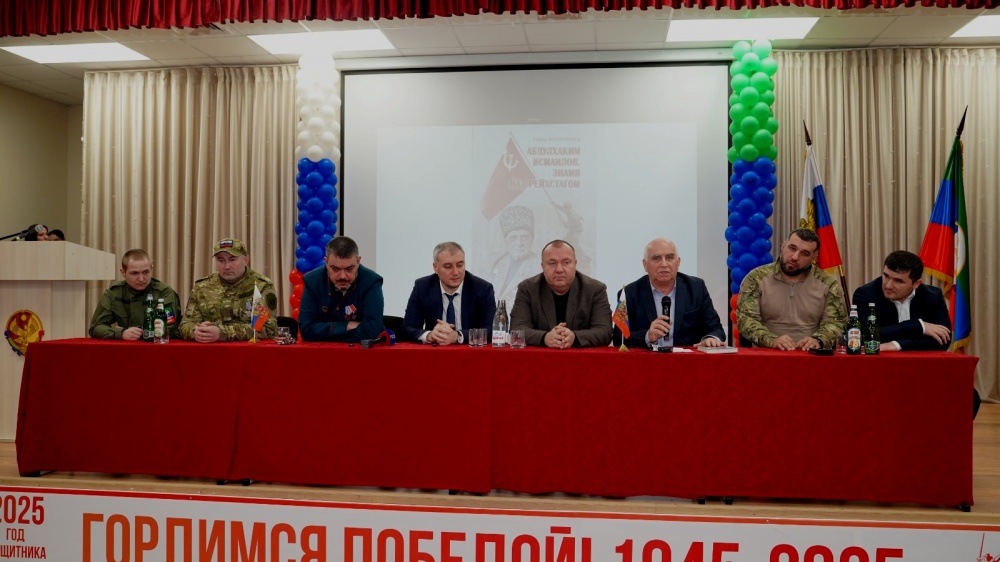 Руководитель Агентства информации и печати Абдуразак Джамалутдинов принял участие в уроке  «Разговоры о важном» в школе селения Эндирей Хасавюртовского района