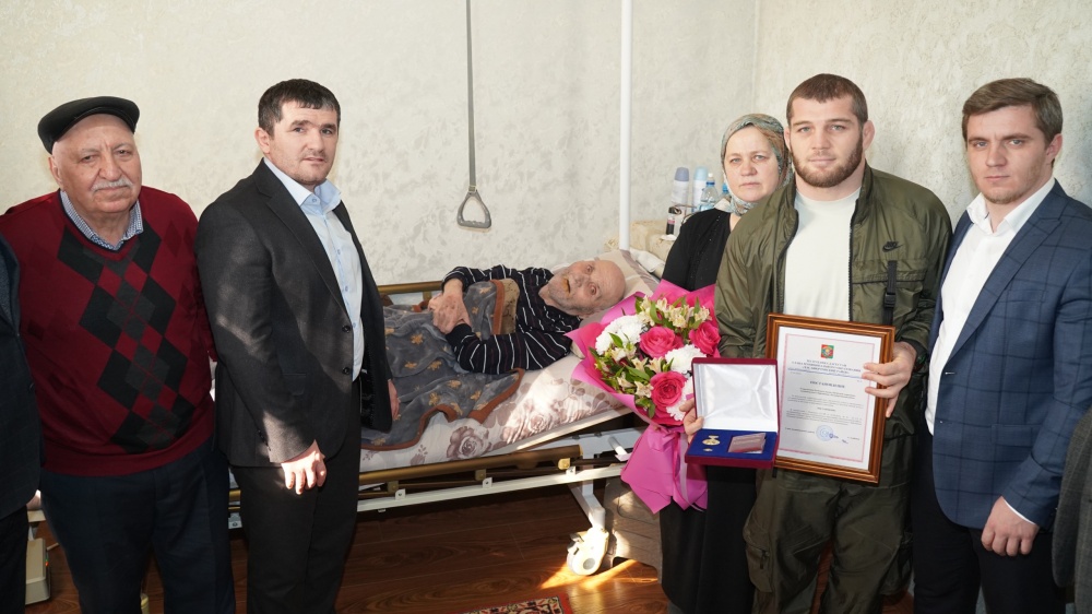 Глава Хасавюртовского района поздравил с 92-летием ветерана педагогической деятельности Рамазанова Магомедова