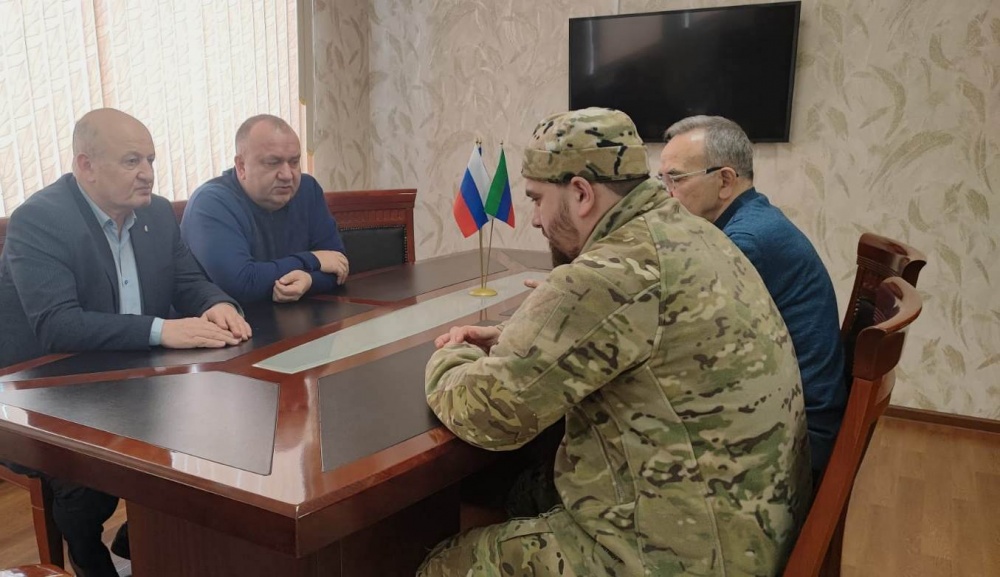 В администрации Хасавюртовского района прошла встреча с участником СВО