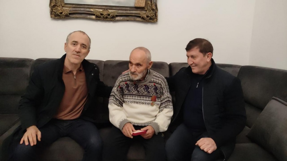 Власти Хасавюртовского района с выездом в поселения вручают Юбилейные медали « 80 лет Победы» ветеранам – труженикам тыла