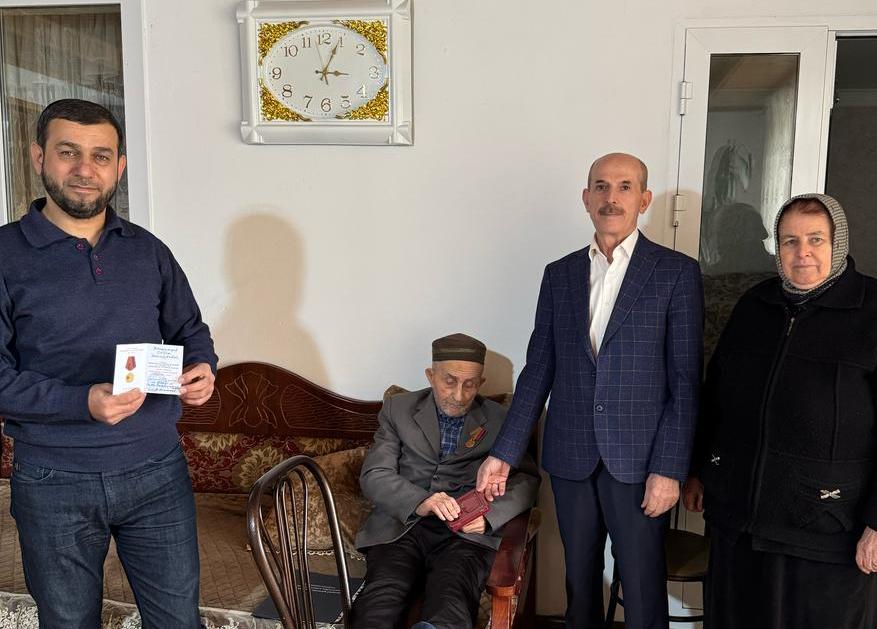 Работники администрации Хасавюртовского района продолжают выезды  в поселения  для вручения Юбилейных  медалей  « 80 лет Победы» ветеранам – труженикам тыла