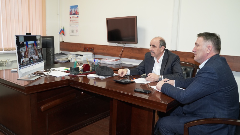 Администрация  Хасавюртовского района приняла  участие в работе Правительственного совещания в режиме ВКС