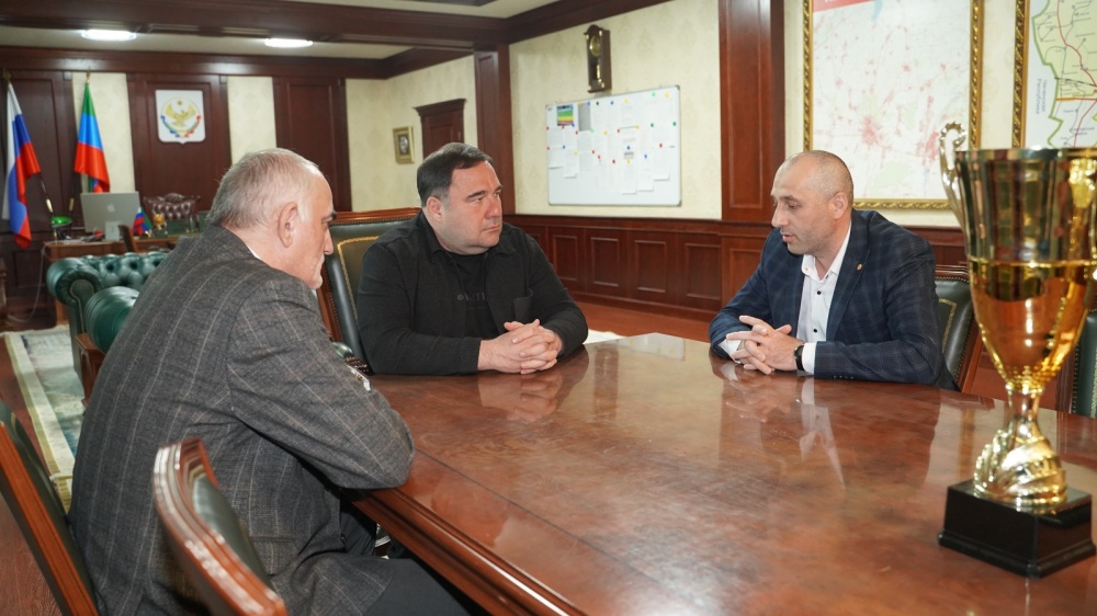 Глава Хасавюртовского района провел рабочую встречу с руководителем ФК спорта