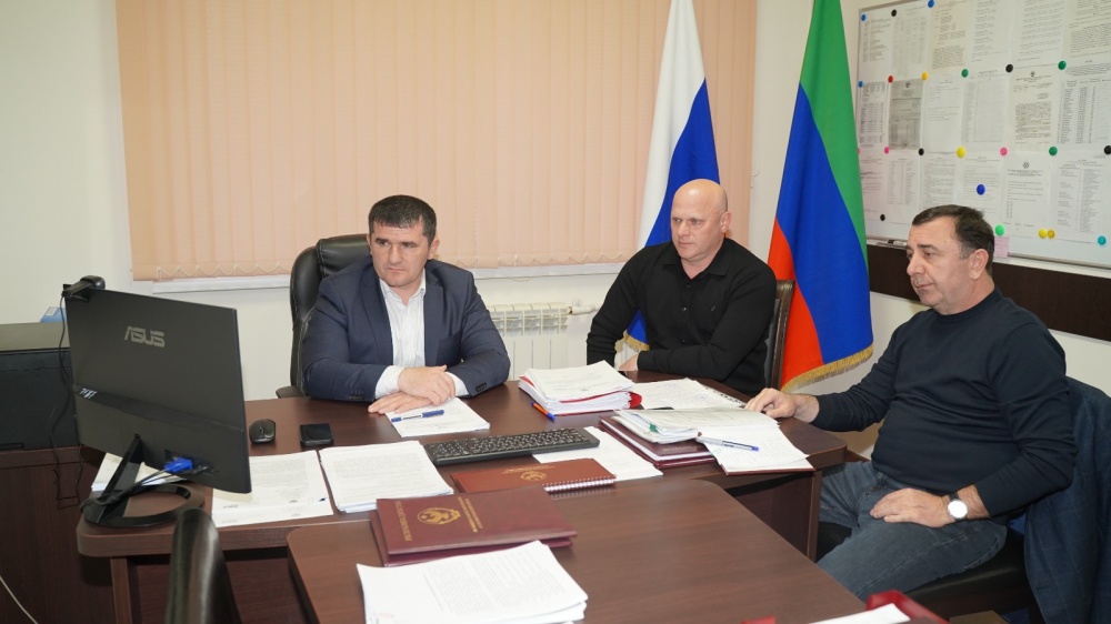 Администрация Хасавюртовского района приняла   участие в работе совещания по вопросам строительства и капремонта объектов в режиме ВКС  под председательством Манвела  Мажонца