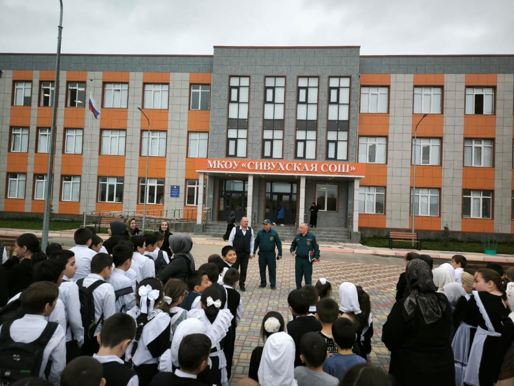 Специалисты МКУ «Управление по делам ГО и ЧС Хасавюртовского района» продолжают выездные занятия и объектовые тренировки школах района