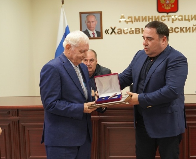 Глава Хасавюртовского района поздравил  с Юбилейной датой 80 – летием Калсына Акгезова