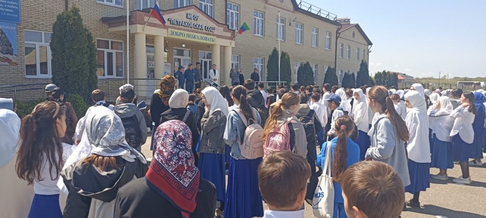 Специалисты МКУ «Управление по делам ГО и ЧС Хасавюртовского района» продолжают проводить выездные занятия и объектовые тренировки школах
