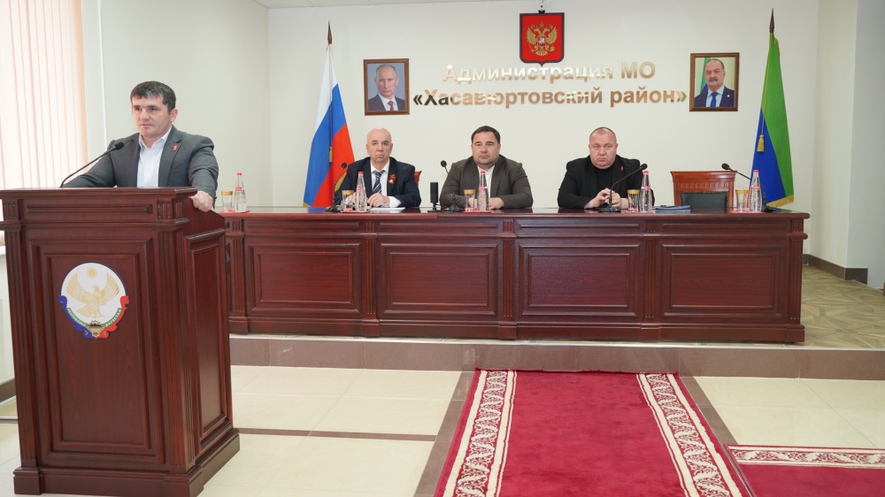 Глава Хасавюртовского района на совещание аппарата и актива МР поздравил его участников с призовым местом Всероссийской муниципальной премии «Служение»