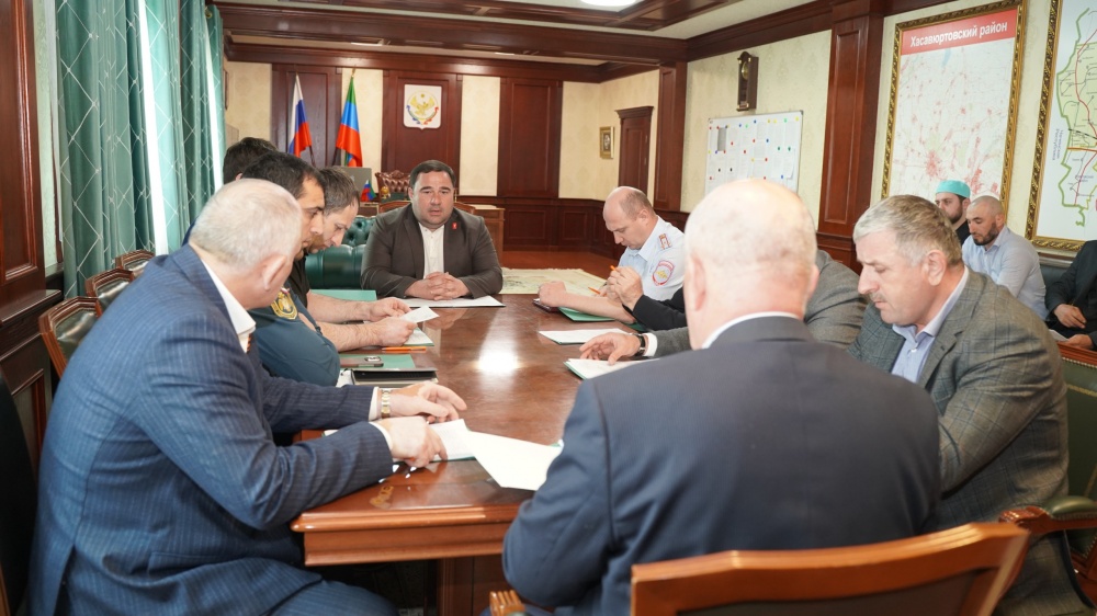 В преддверии майских праздников Глава Хасавюртовского района  провел заседание АТК  по обеспечению общественной безопасности и антитеррористической защищенности