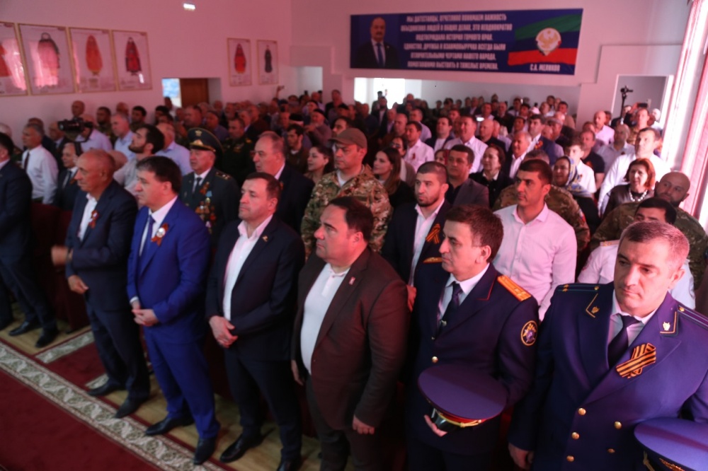 Глава Хасавюртовского района в ходе торжественного собрания поздравил со знаменательной  датой  80 -ой годовщины  Великой Победы