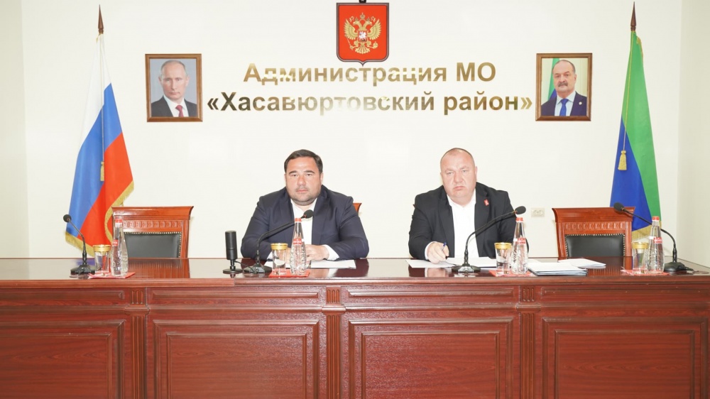Глава Хасавюртовского района наградил Почетной Грамотой МР призера Всероссийской премии «Служение» в номинации «Молодые кадры — на службе страны» Амира Хириясулаева