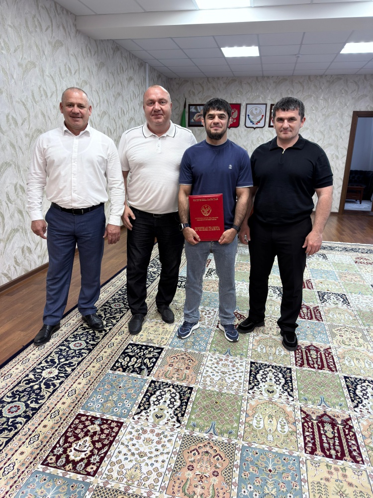 Глава Хасавюртовского района наградил Почетной Грамотой МО « Хасавюртовский район» известного  борца  греко-римского стиля Азамата Ахмедова