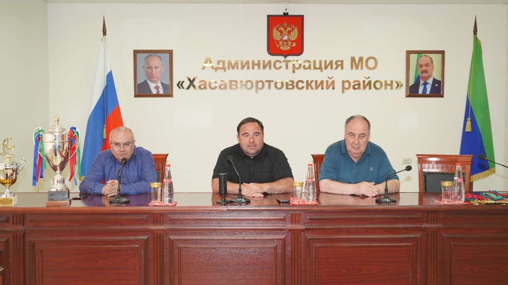 Глава МР Арсланбек Алибеков поздравил сборную  команду  по футболу Хасавюртовского района — Золотых  призеров  Дагестана 2024 -2025
