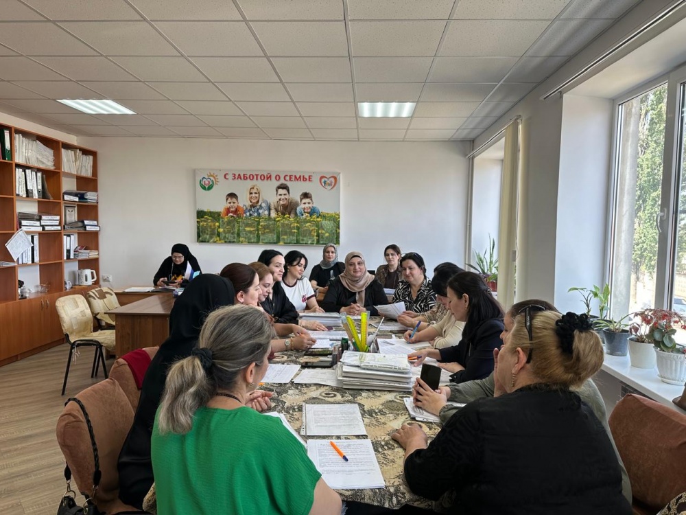 В  ГБУ РД «ТКЦСОН города Хасавюрт и Хасавюртовского района» прошла рабочая встреча специалистов ОДН и ЗП