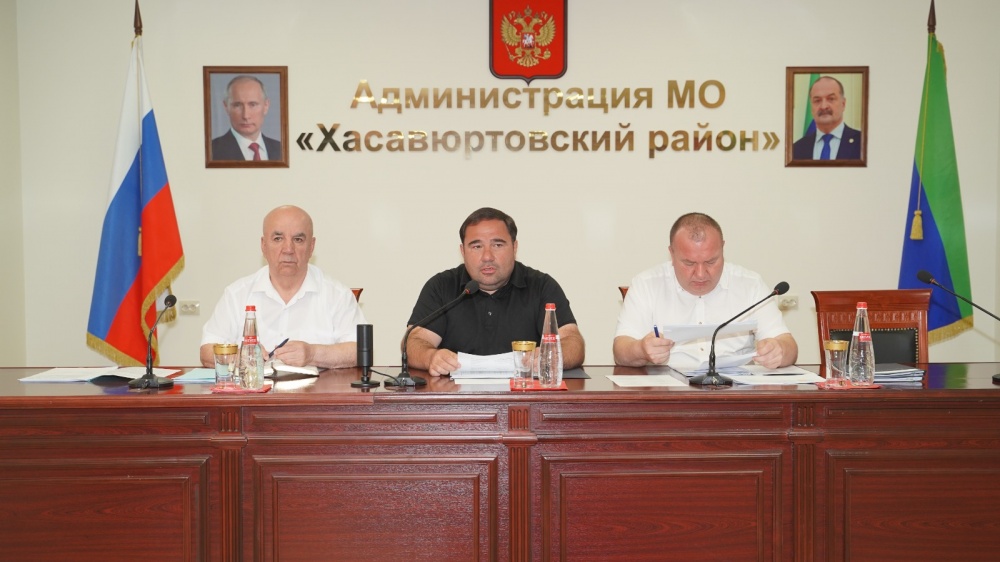 Глава Хасавюртовского района провел рабочее совещание аппарата и актива по актуальным вопросам деятельности МР