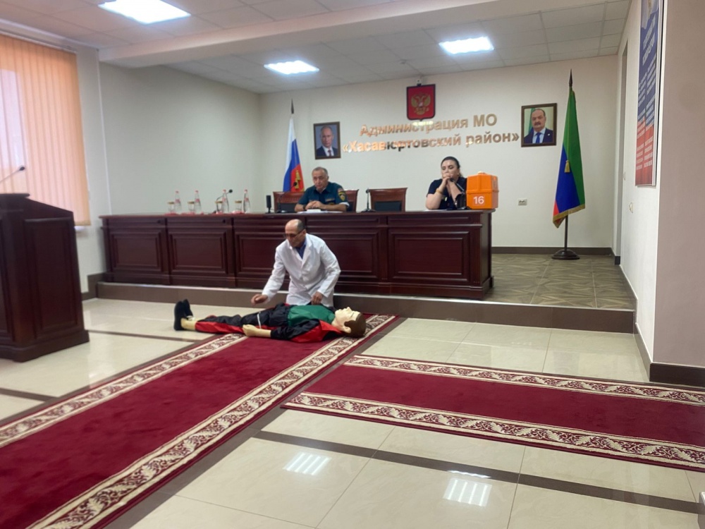 В администрации Хасавюртовского района прошли практические занятия по оказанию первой помощи