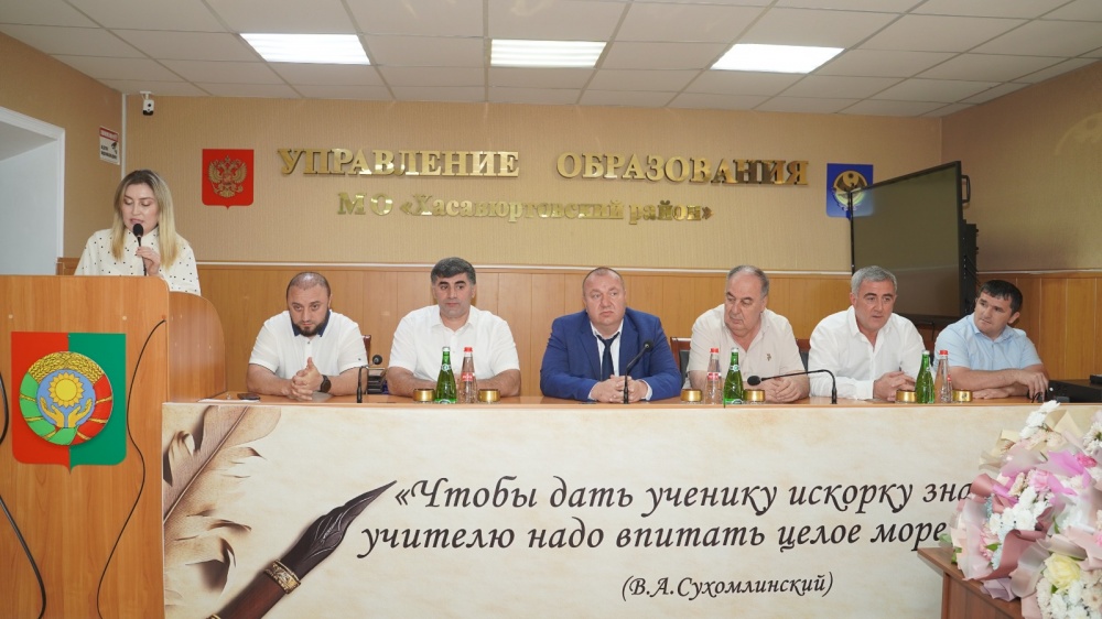 Власти Хасавюртовского района поздравили выпускников школ  района за особые успехи в учебе
