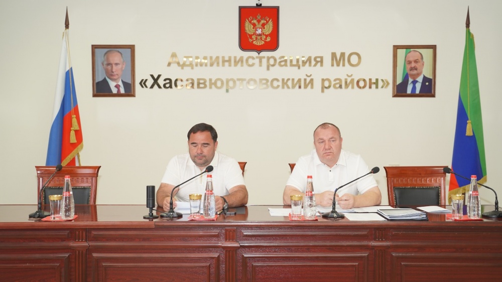 Глава Хасавюртовского района провел совещание аппарата и актива МР