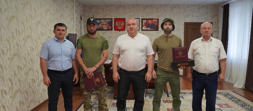 В администрации Хасавюртовского района участникам  СВО добровольцам батальона Каспий вручили Благодарность Главы МР