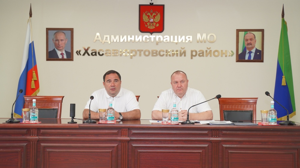 Глава Хасавюртовского района провел плановое   совещание аппарата и актива МР