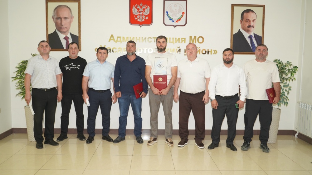 Глава Хасавюртовского района отметил Благодарностью МР добровольцев и военнослужащих участников СВО