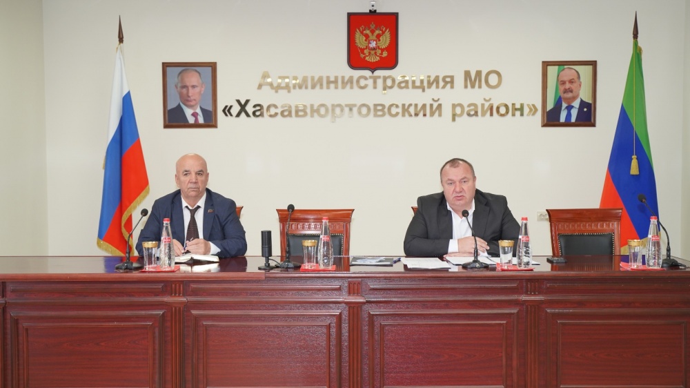 Глава Хасавюртовского района отметил Благодарностью МР отличившихся работников администрации и учреждений