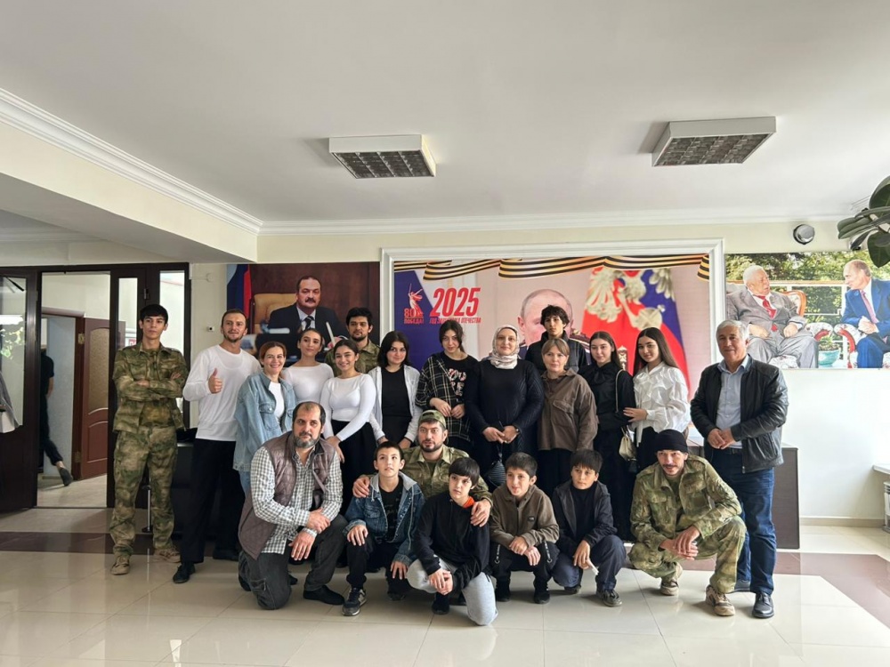 Специалисты ОДН и ЗП Хасавюртовского района вместе с воспитанниками реабилитационного центра посетили премьеру представления «За Россию».