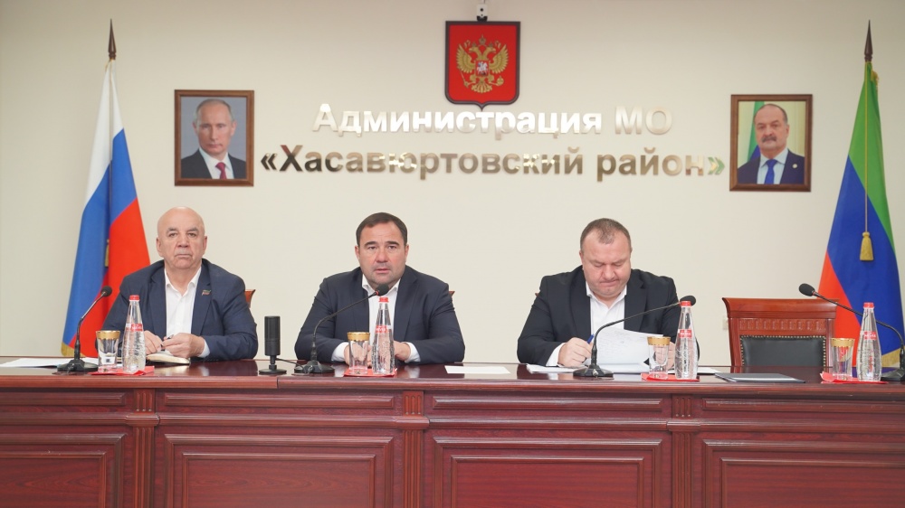 Глава   Хасавюртовского района провел рабочее совещание аппарата и актива МР по  вопросам хода  осеннего  призыва и  заключению контрактов для прохождении военной службы в Вооруженных силах РФ.