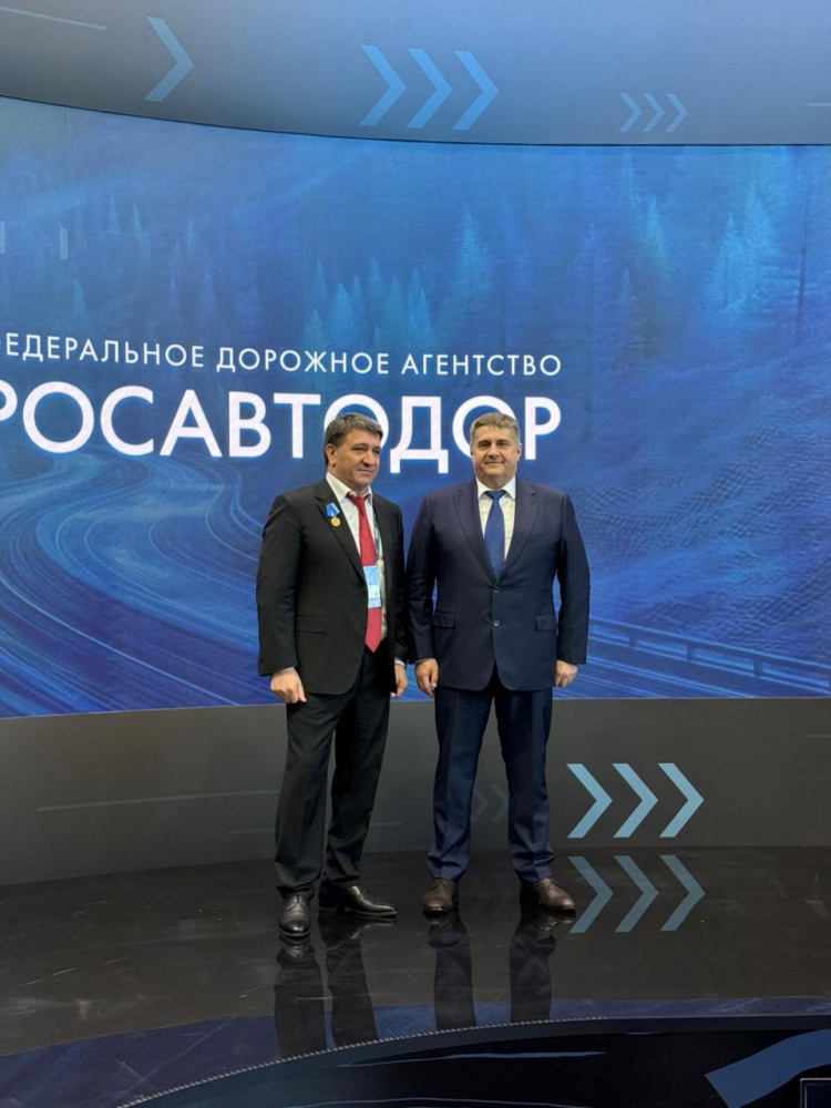 Мэр Махачкалы Джамбулат Салавов награжден медалью « За строительство транспортных объектов» Минтранспорта РФ