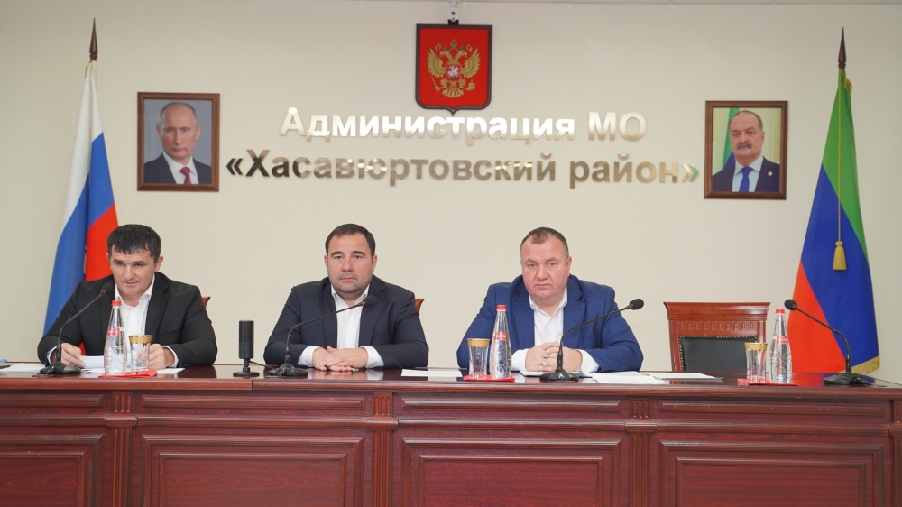 Глава   Хасавюртовского района провел рабочее совещание аппарата и актива МР по актуальным вопроса деятельности муниципалитета и хода  осеннего  призыва