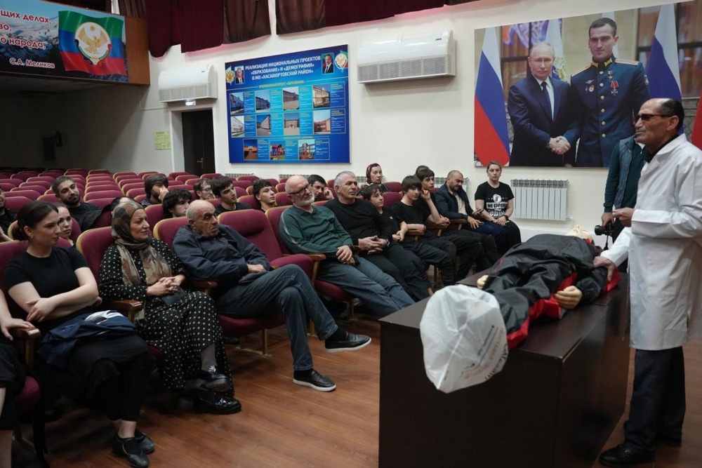 Работники здравоохранения ЦРБ Хасавюртовского района продолжают комплексные мероприятия по подготовке населения универсальным алгоритмам  оказания первой помощи