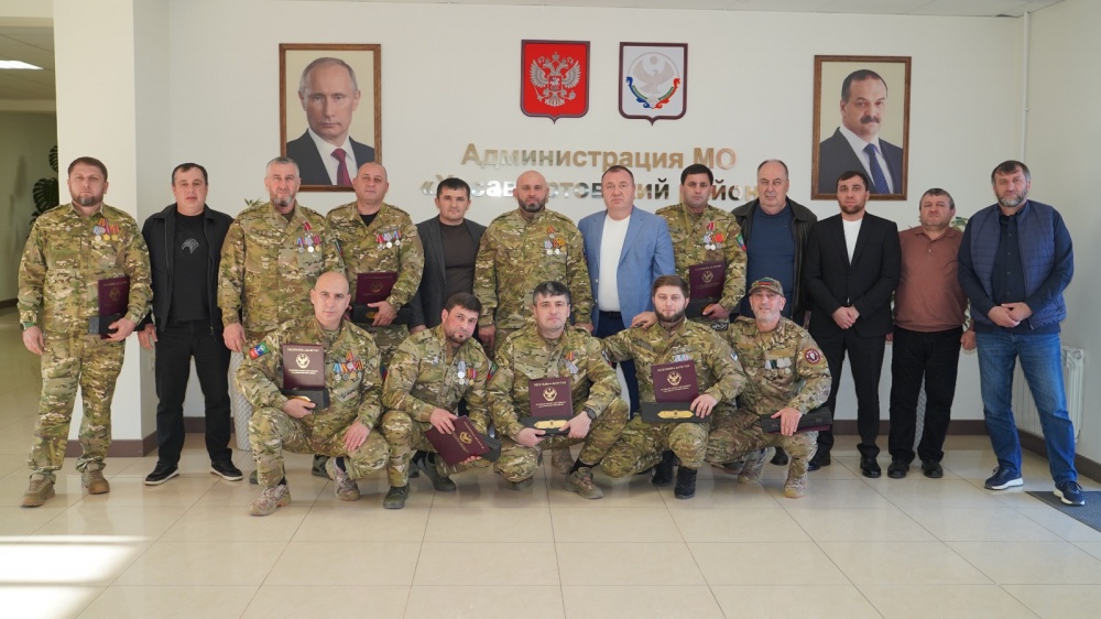 В администрации Хасавюртовского района участникам СВО добровольцам батальона Каспий вручили Благодарность Главы МР