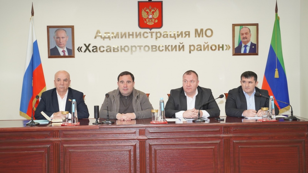 Глава Хасавюртовского района провел совещание аппарата и актива МР по актуальным вопросам деятельности муниципалитета и осеннего призыва