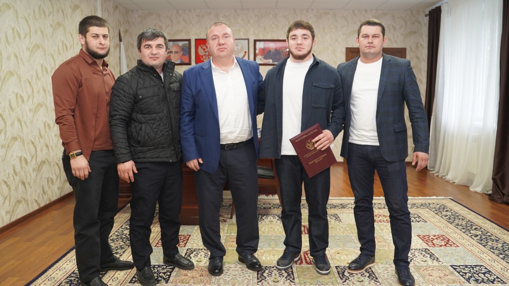 В администрации Хасавюртовского  района чествовали борца вольника  Бозигита Исламгереева Победителя  турнира  памяти Шамиля Умаханова