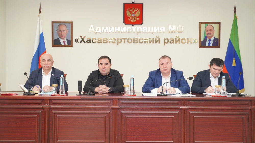 Глава   Хасавюртовского района провел рабочее совещание аппарата и актива МР по  актуальным вопросам жизнедеятельности МР и хода  осеннего  призыва