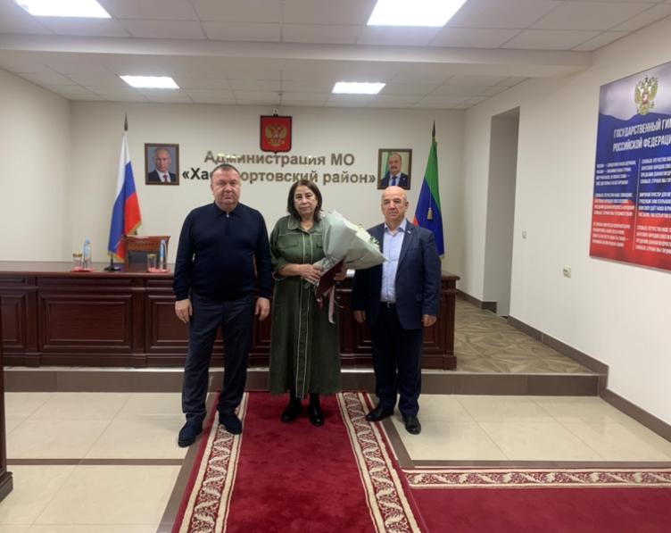 Руководство и коллектив администрации  Хасавюртовского района поздравляет с Юбилеем Коймурзаеву Гулаймат