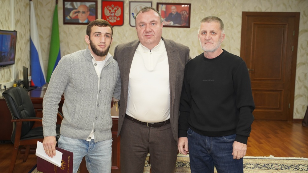 В администрации Хасавюртовского района чествовали  борца вольного стиля Башира Магомедова