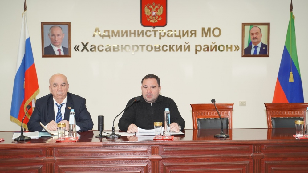 Глава   Хасавюртовского района провел рабочее совещание аппарата и актива МР по  вопросам хода  осеннего  призыва и  заключению контрактов для прохождении военной службы в ВС РФ