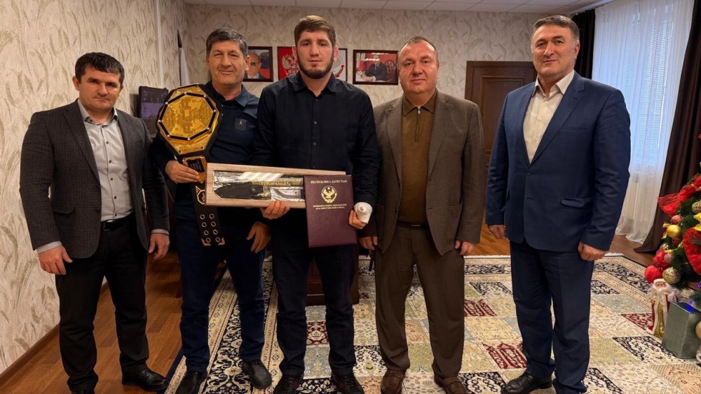 В администрации Хасавюртовского района прошла встреча с Чемпионом мира по версии АСА Муслимом Магомедовым