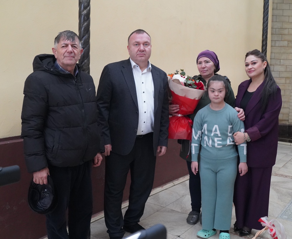 Власти Хасавюртовского района посещают  детей с вручением подарков в рамках Всероссийской акции «Ёлка желаний»