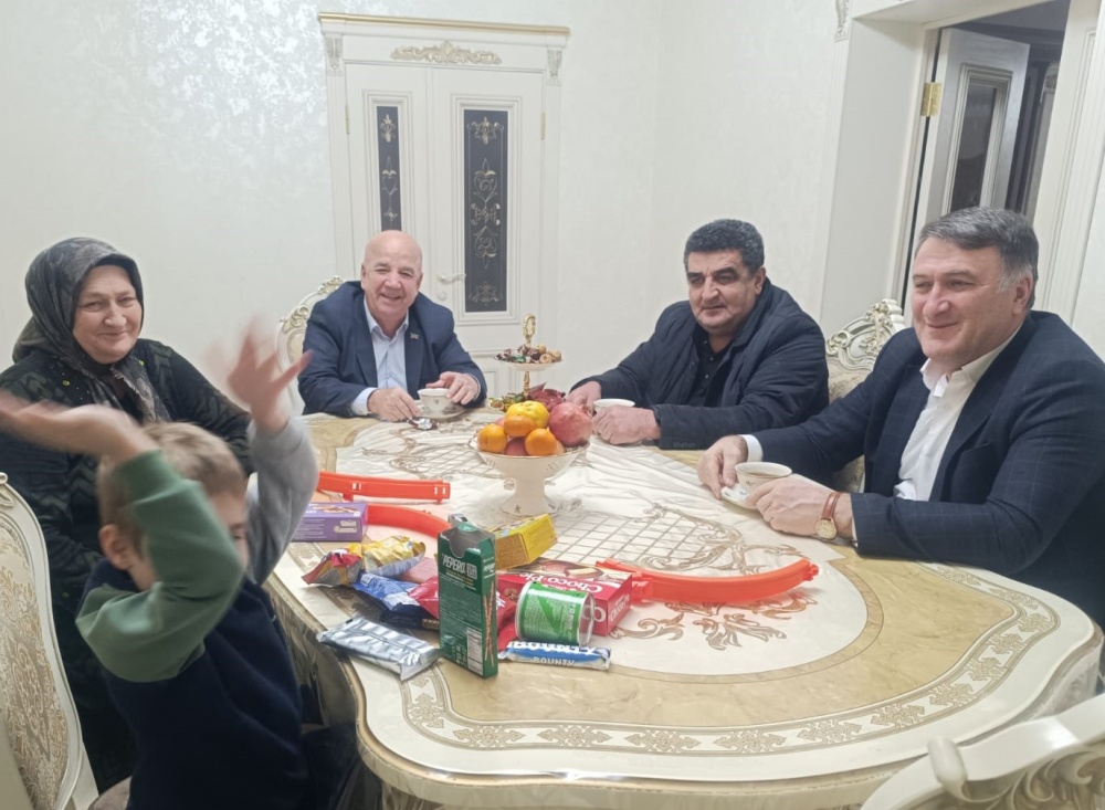 Власти Хасавюртовского района продолжают посещение  детей с вручением подарков в рамках Всероссийской акции «Ёлка желаний»