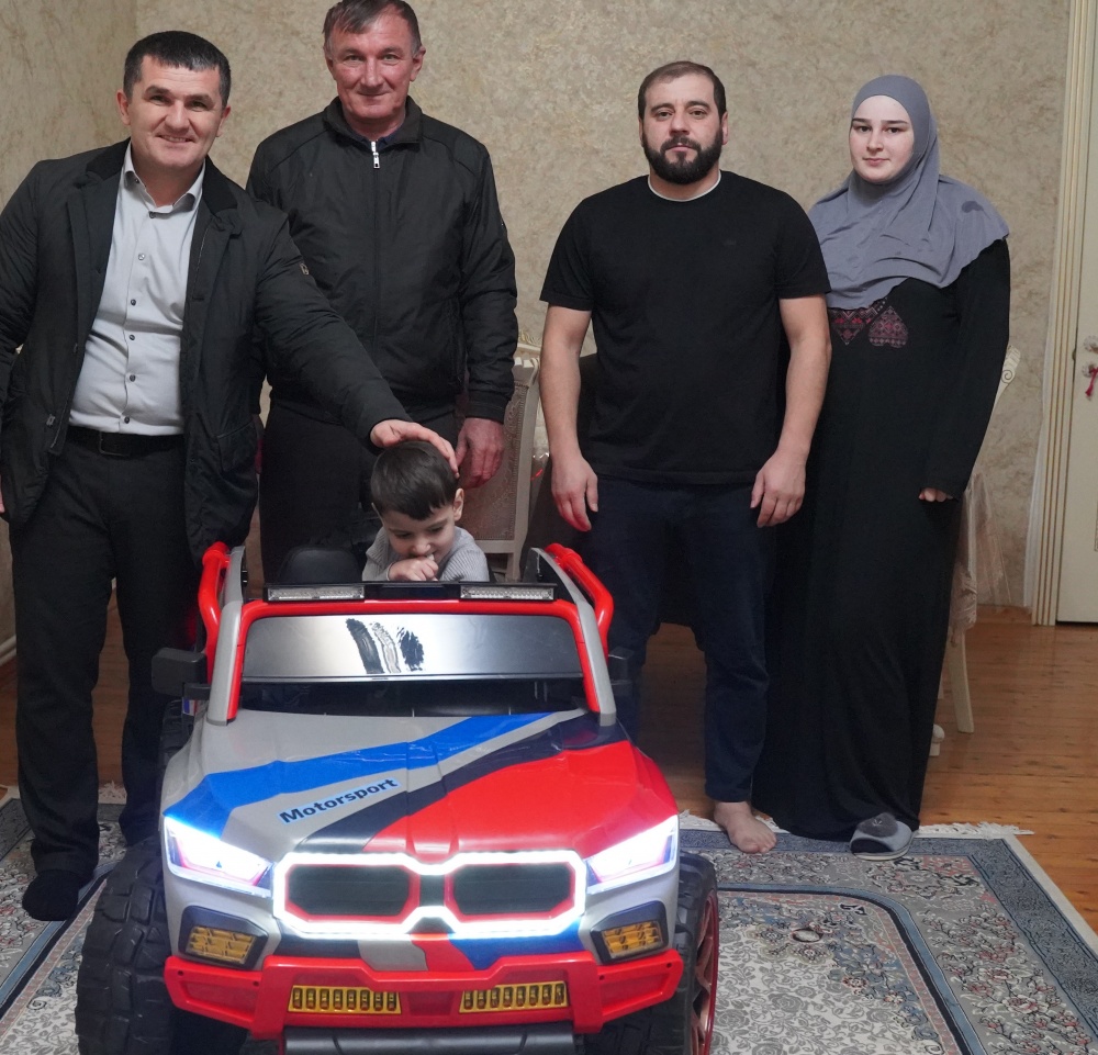 Глава  Хасавюртовского района исполнил  новогодние пожелания детей из « Елки желаний»