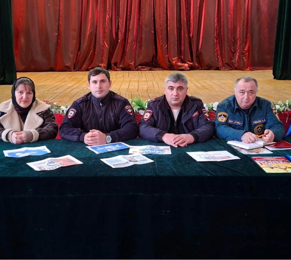 Специалисты МКУ «Управление по делам ГО и ЧС Хасавюртовского района» продолжают выездные занятия с населением района