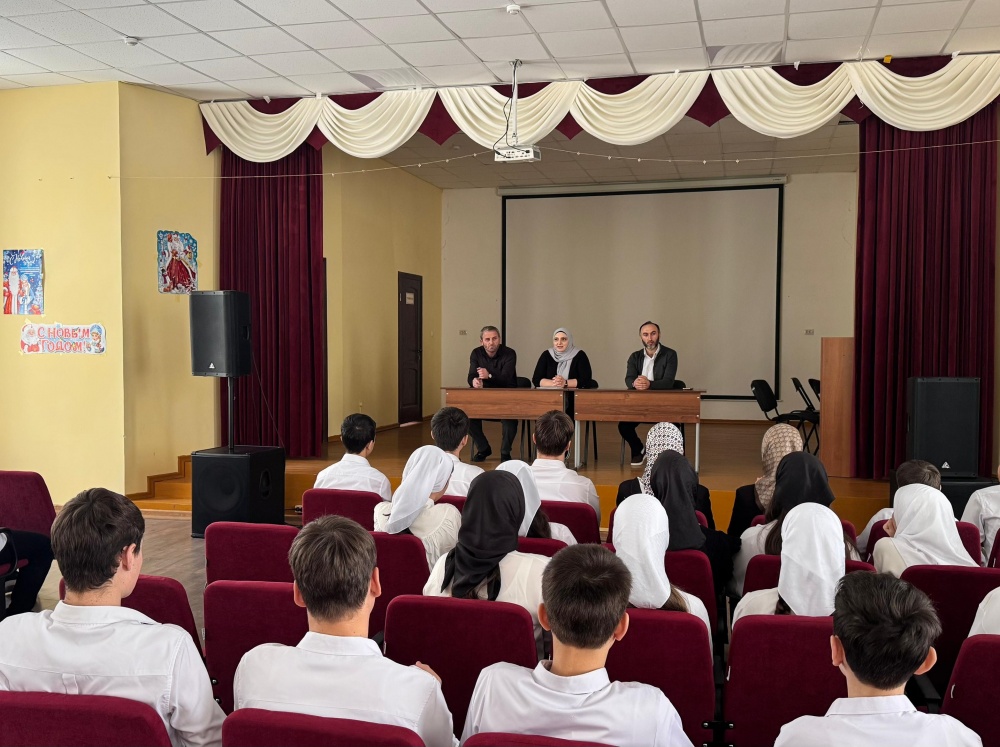 Специалисты ОДН и ЗП Администрации МО «Хасавюртовский район» продолжают профилактические беседы в школах.