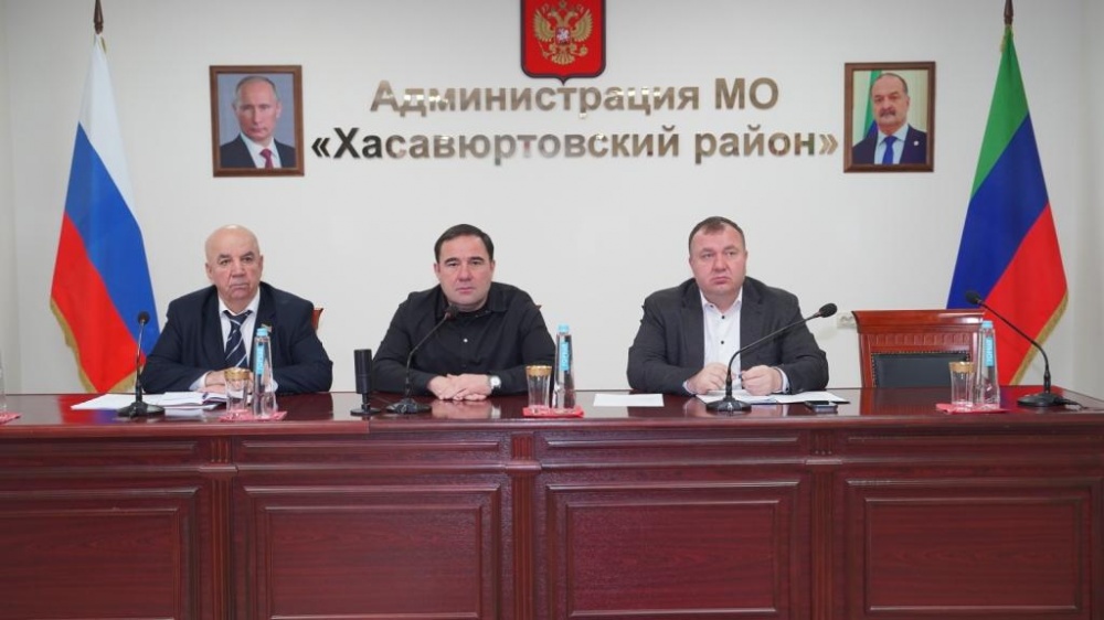 В администрации МО «Хасавюртовский район» прошло совещание актива под руководством главы муниципалитета  Арсланбека Абдулмажидовича Алибекова.