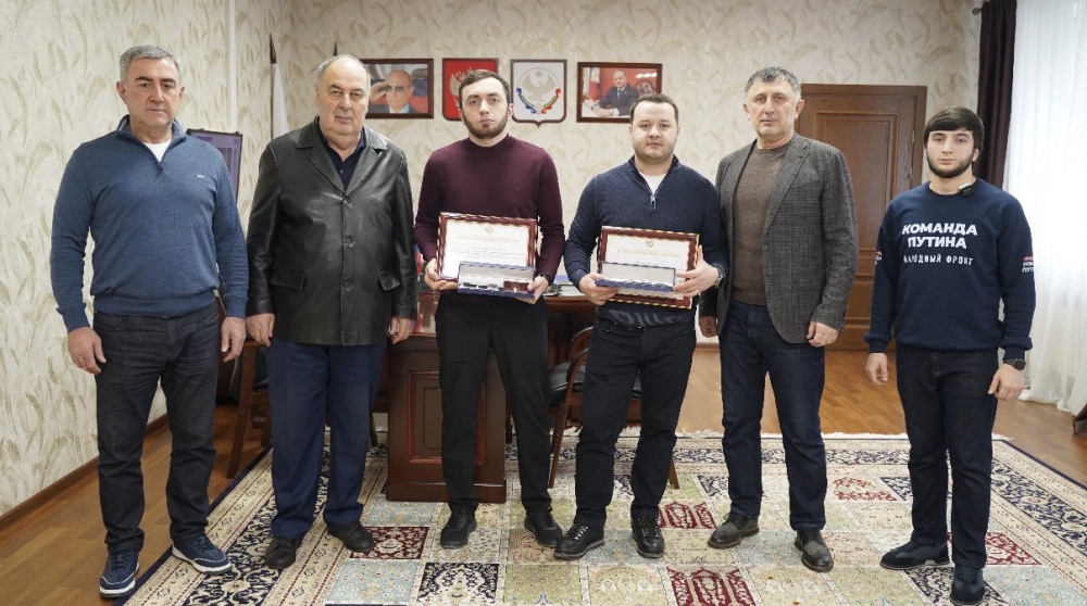 Подвига достойны: в администрации Хасавюртовского района наградили участников СВО благодарственными письмами и памятными часами
